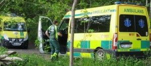 En av ambulanserna har lyckats vända på sig.